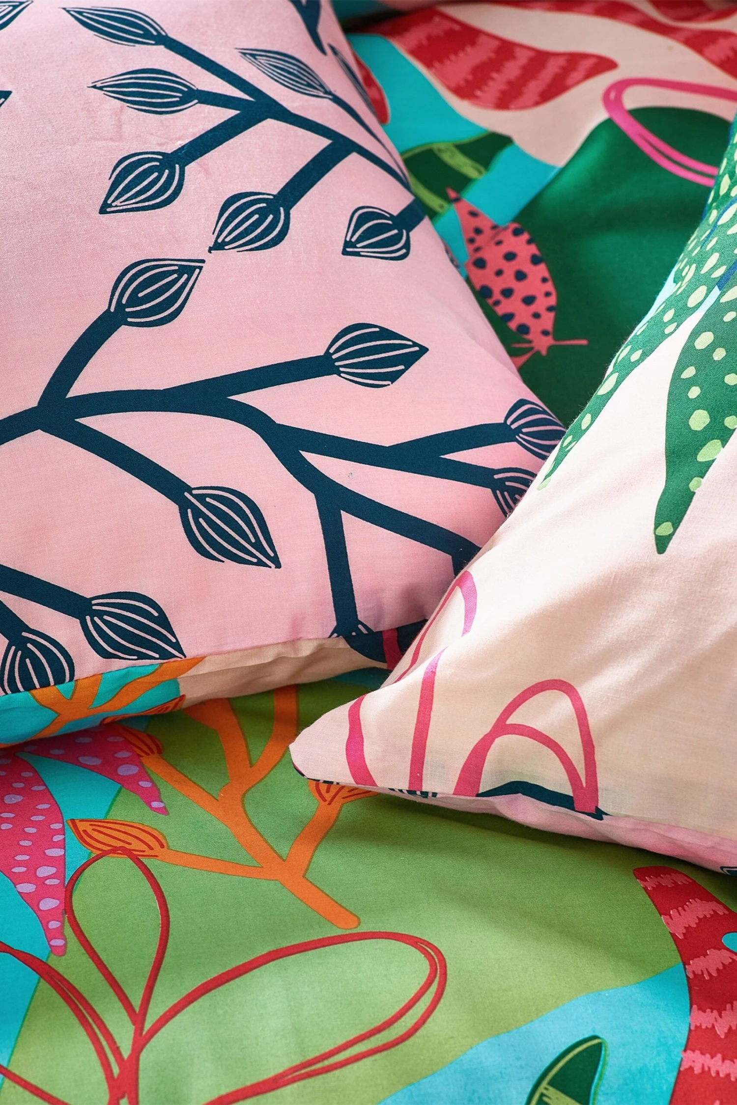 Furn. Coralina Abstract Reversible Duvet Cover And Pillowcase Set 5 Furn. Coralina Abstract Reversible Duvet Cover And Pillowcase Set - Image 5