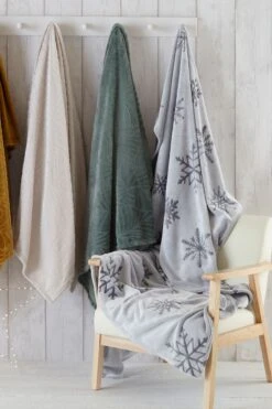 Furn. Snowflake Throw