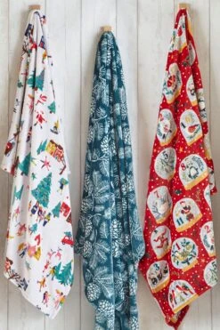 Furn. Christmas Together Throw