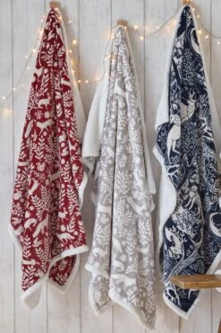 Furn Scandi Wood Throw