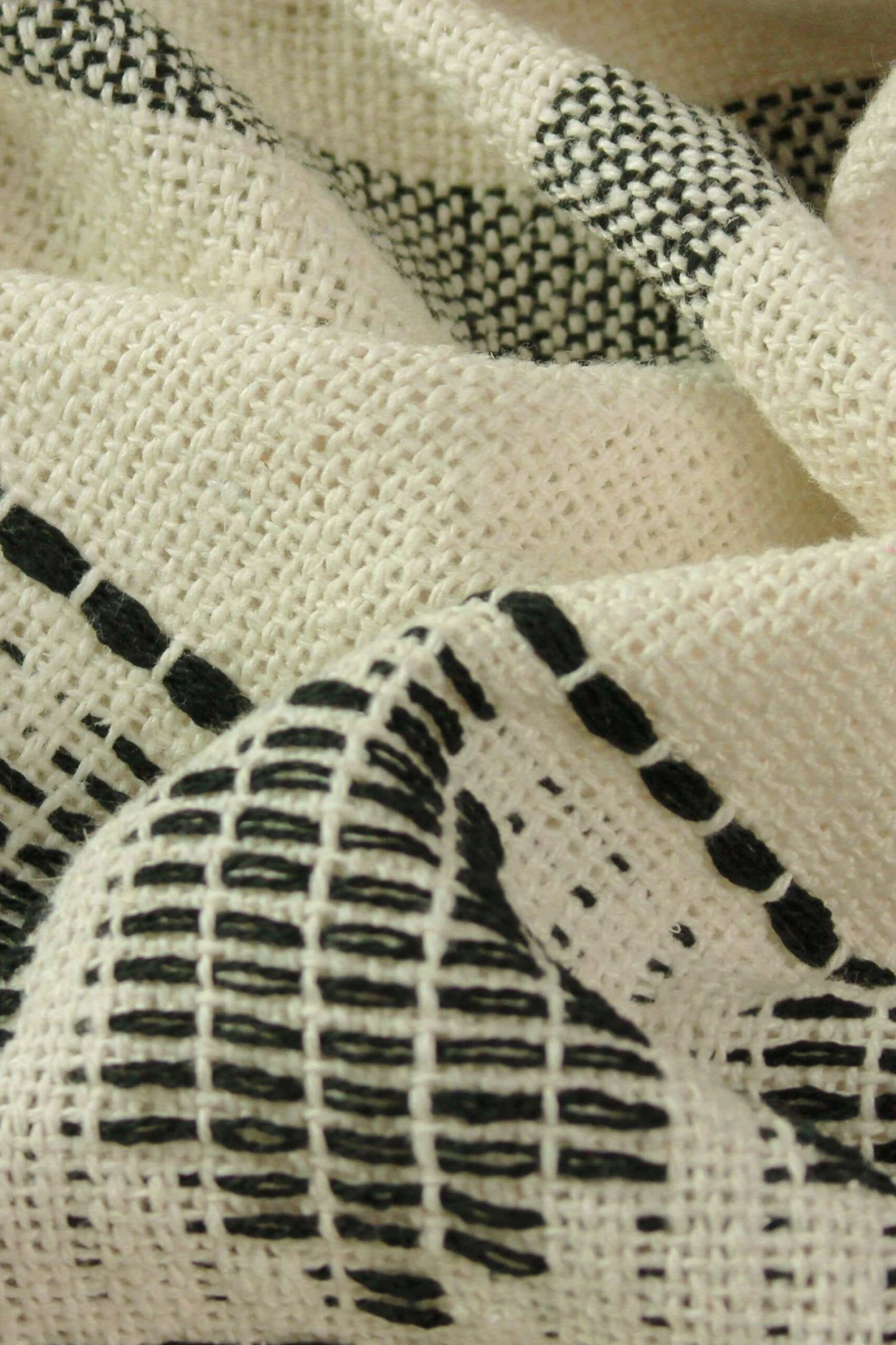 Furn. Pangea Tasselled Woven Cotton Throw 2 Furn. Pangea Tasselled Woven Cotton Throw - Image 2